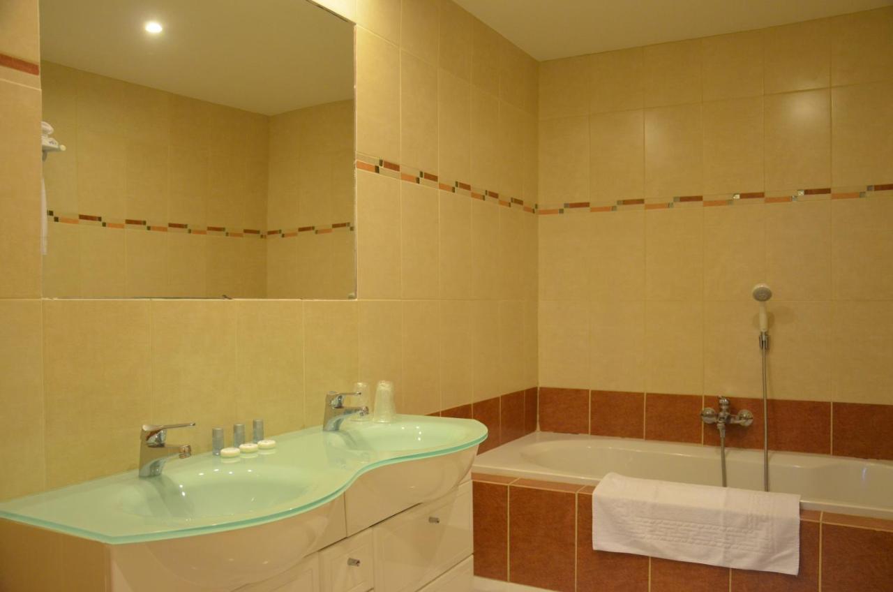 فندق Auberge De Bonpas Logis De France أفينيون المظهر الخارجي الصورة
